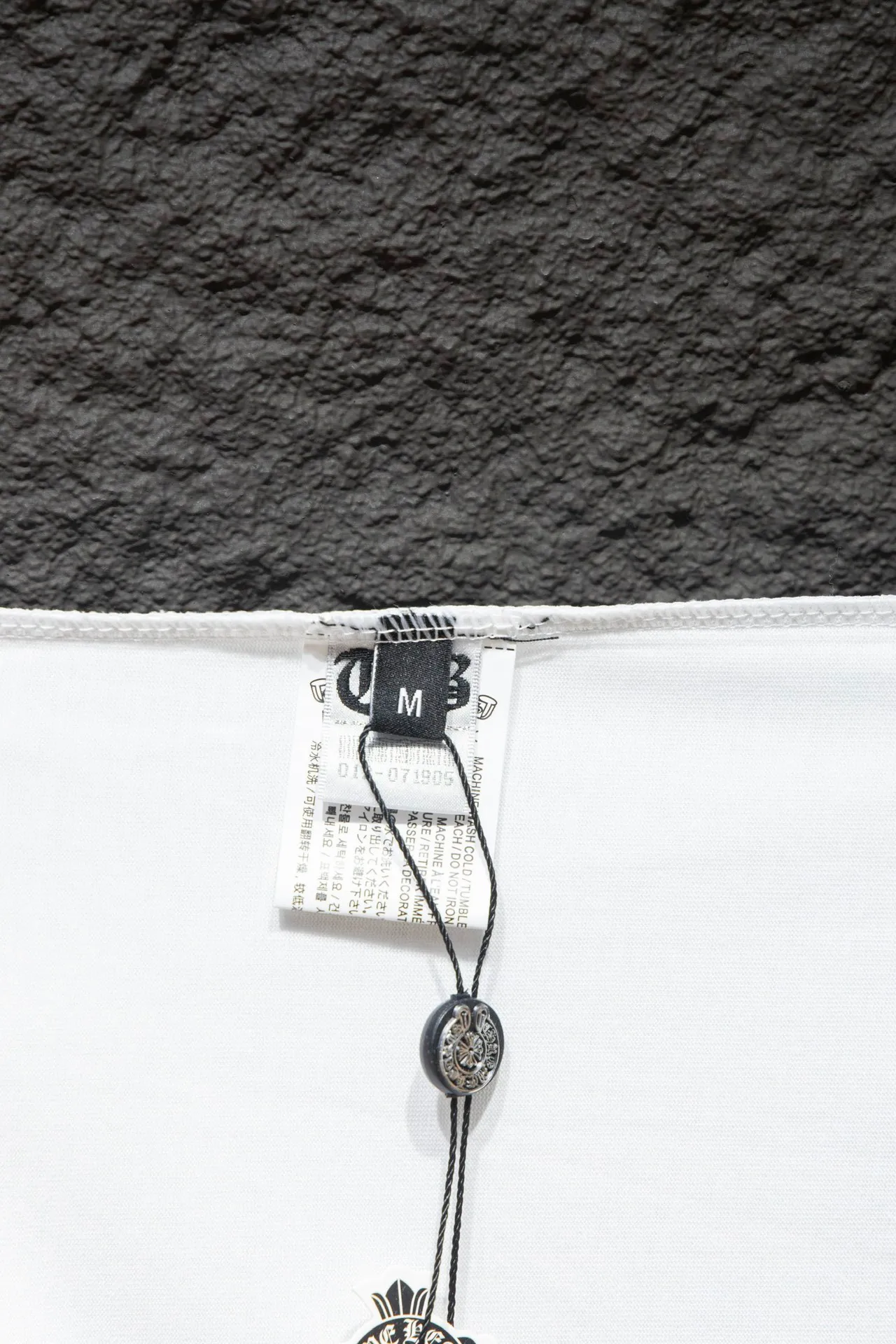 P178 🆕Chrome Hearts os version is really charming and Chrome Hearts is really a must-have. Each season's new version is made to the extreme. It is very practical and can be worn casually. Nice✔️ - ⚠️100% cotton. It is made of 32-count double yarn, 260-gram weight fabric and imported knitted carded cotton. It has moderate thickness, drape and contour, and the upper body is comfortable! ! It is very tolerant to fat body types and can instantly lose five pounds after wearing it!  Front panel #Back panel Simple elements# Artistic arrangement of English letters. Imported Tajima high-density heavy-duty embroidery technology. The fonts are three-dimensional and full. The letters are embroidered by imported machines after adjusting according to the original details. The thickness is moderate. The hardware is imported hardware accessories. Handmade elements are added to the body, which greatly increases the interest of the clothing; unique visual effects. After special fraying effect treatment, a unique distressed effect is formed. An irregular hem is added to the version. This year, Crow Heart is focusing on the version. In the past two years, the oversize version has become the focus of the trend. It has also been a popular staple in the past two years. The change of designers has made this brand an instant hit. The progressive fashion of the times also needs the blood impact of fresh elements and trendy designs in order to continue its glory! It’s stylish both inside and outside, a must-have for high street travel! An absolute "eye-catching style" that can match couples 💏 Color: Black White Size: S M L XL